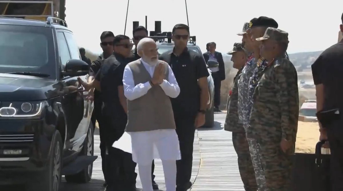 agrrahul7's tweet image. PM Modi oversees a tri-service exercise in Pokhran, a historic site of nuclear tests. Demonstrating India&apos;s military prowess and preparedness. #Pokhran #TriServiceExercise #MilitaryStrength