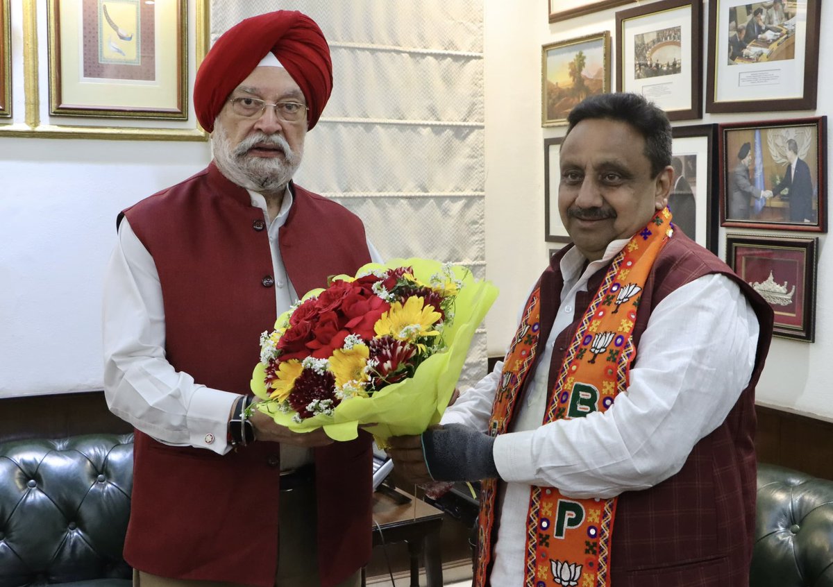 Delighted to meet my friend & @BJP4India candidate from Delhi’s Chandni Chowk constituency for Lok Sabha 2024 Sh Praveen Khandelwal @praveendel Ji. I have had the opportunity of interacting with Khandelwal Ji in his role as the Secy General of @CAITIndia on several occasions &…
