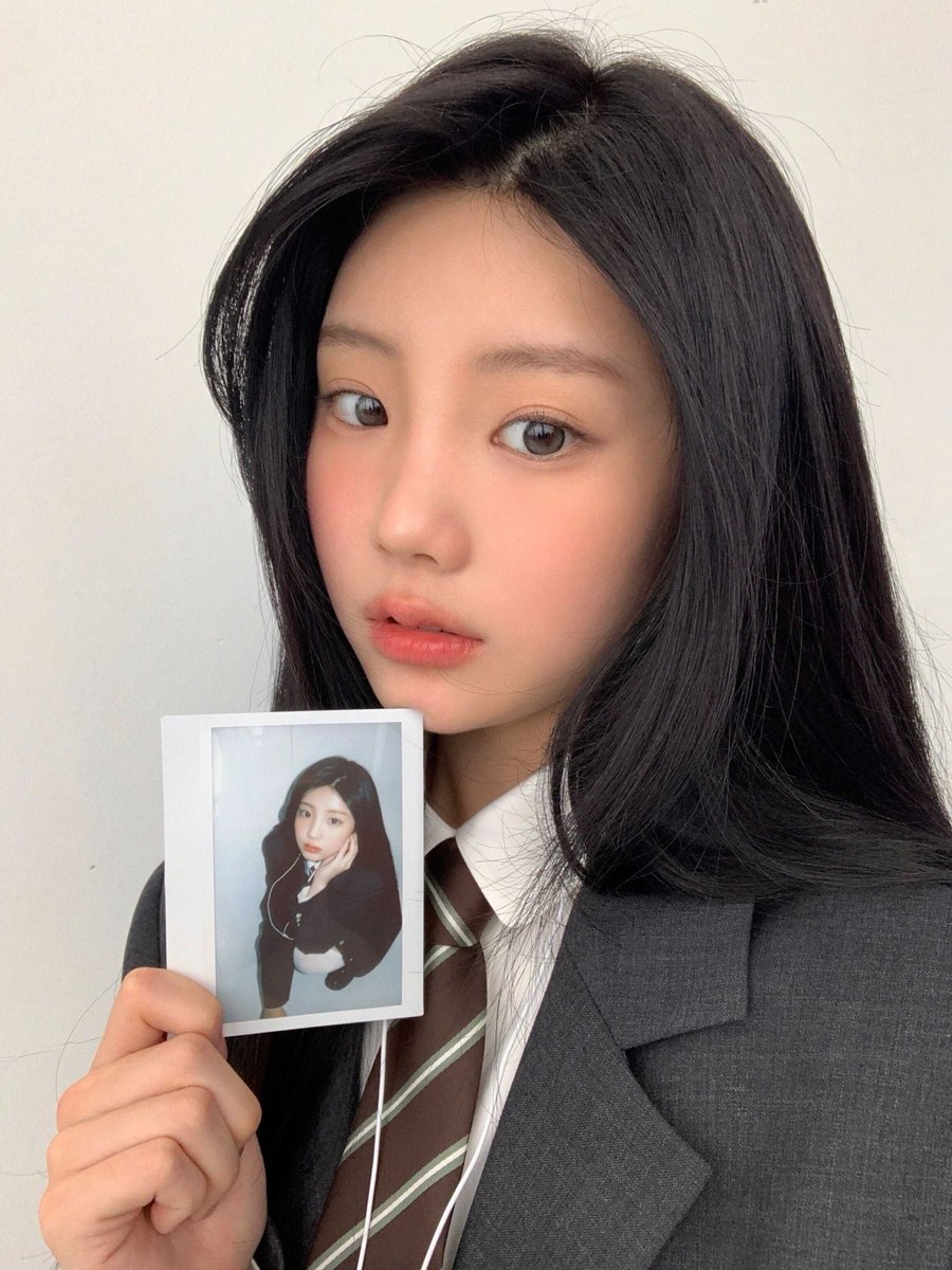 ILLIT_twt's tweet photo. 쨔안! 컨셉포토, 브랜드 필름 비하인드 사진이에요
모두 모두 즐겁게 촬영했던 것 같아요😻
앞으로의 아일릿도 많관부!💓 https://t.co/sEK4XzBf28