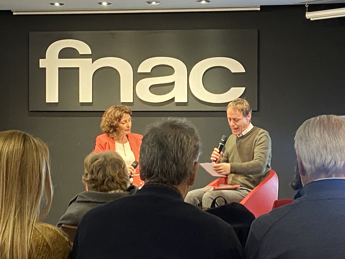 burgosusana's tweet image. Ayer estuvimos en la presentación del libro de @mpdelasheras ‘Habla con extraños’ y lo pasamos estupendamente. Importante fomentar las #SmallTalks, porque es verdad que nos comunicamos cada vez peor como sociedad.