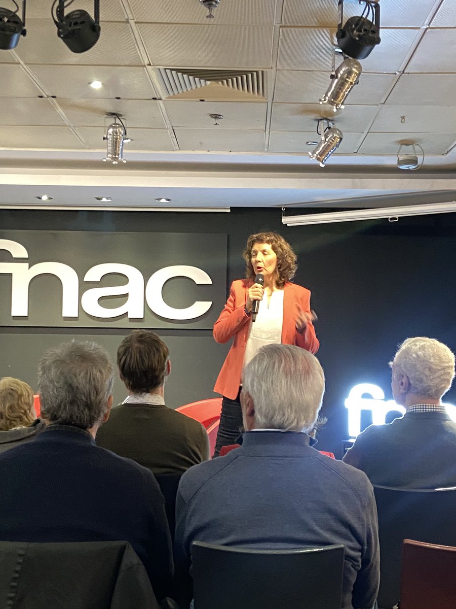 burgosusana's tweet image. Ayer estuvimos en la presentación del libro de @mpdelasheras ‘Habla con extraños’ y lo pasamos estupendamente. Importante fomentar las #SmallTalks, porque es verdad que nos comunicamos cada vez peor como sociedad.