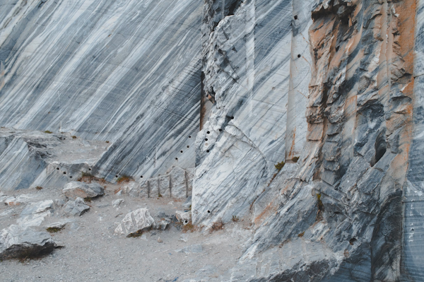 OceanisGroup's tweet image. Quarry Walls: Where Stone Patterns Paint a Geological Masterpiece! 🏞️🧱 Nature's canvas on display, revealing the intricate patterns of time. Have you ever marvelled at these geological artworks? ⛏️🌄

 #StonePatterns #GeologicalArt #QuarryExploration