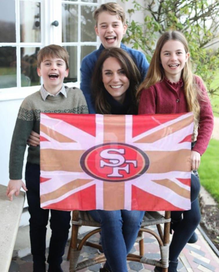 49erFaithfulUK's tweet photo. @jayburghes great job on finding the original photo before it was altered, not sure what all the fuss is about 😉 https://t.co/3kwVHbnNYF