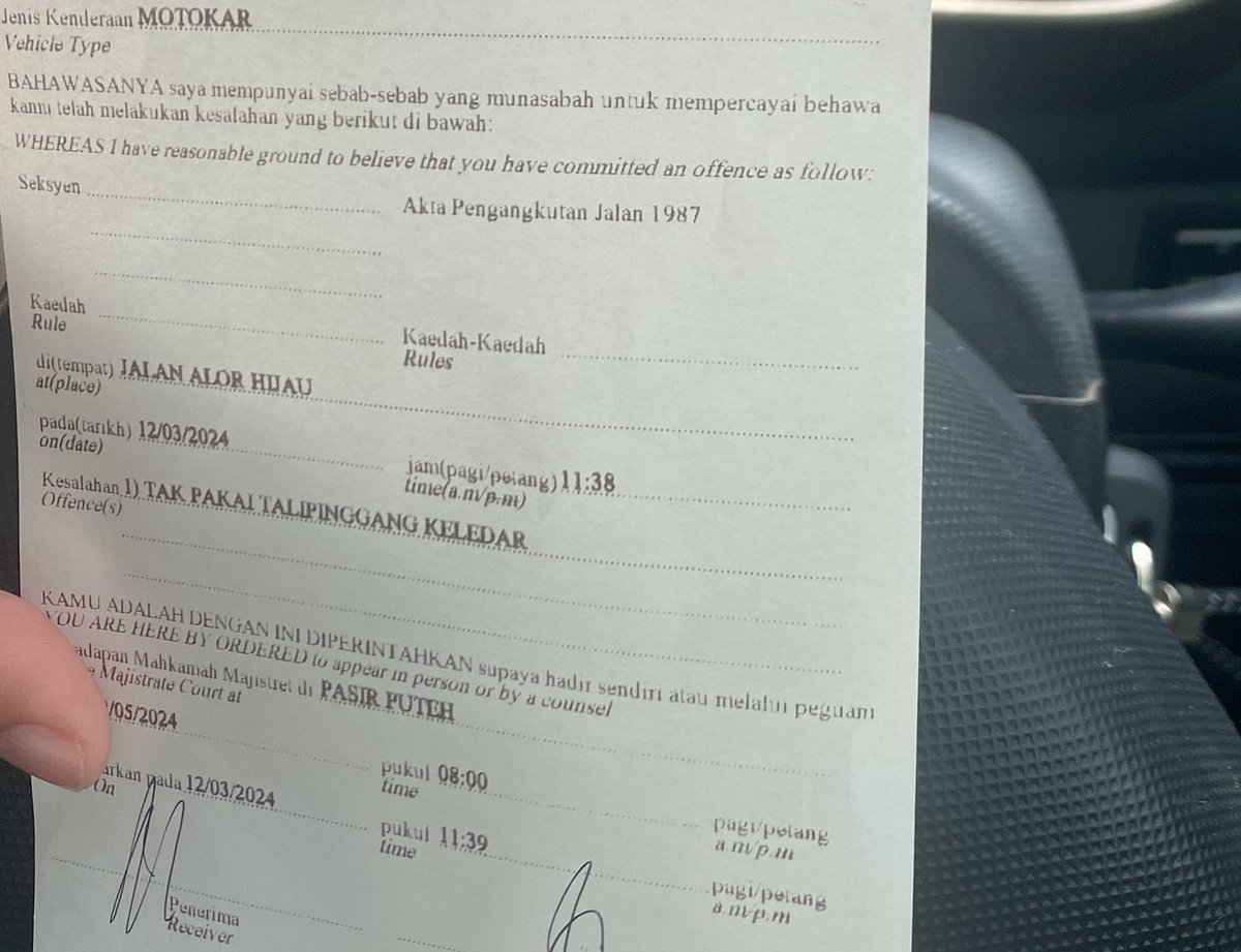 Mierajaness's tweet photo. Salam Ramadhan, HAHAHA yang Polis pun pergi buat roadblock dekat jalan kampung kenapa? Dahla raya ni lupakan BE! https://t.co/UGlZbbPdu4
