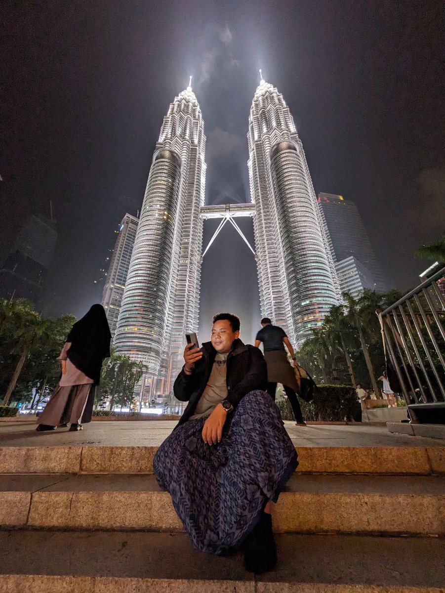 ariesn_'s tweet photo. Belondong in snother place around the globe
#twintowers
#kualalumpur https://t.co/pwO6uaopq3