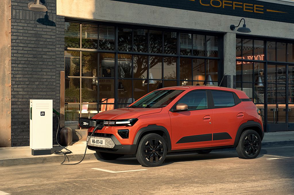 ElectrifyingCom's tweet photo. Wow! The new Dacia #spring  will start from just £14,995 when deliveries start in October.
⚡️ 26.8kWh battery
⚡️ 45bhp  - £14,995
⚡️ 65bhp - £15,995
⚡️ 137 miles WLTP range
⚡️ 30kW DC charging (only on 65bhp models)
⚡️ Order books open now.

FULL STORY:
https://t.co/Q4CVFJSA1E https://t.co/TYYH7jccmr