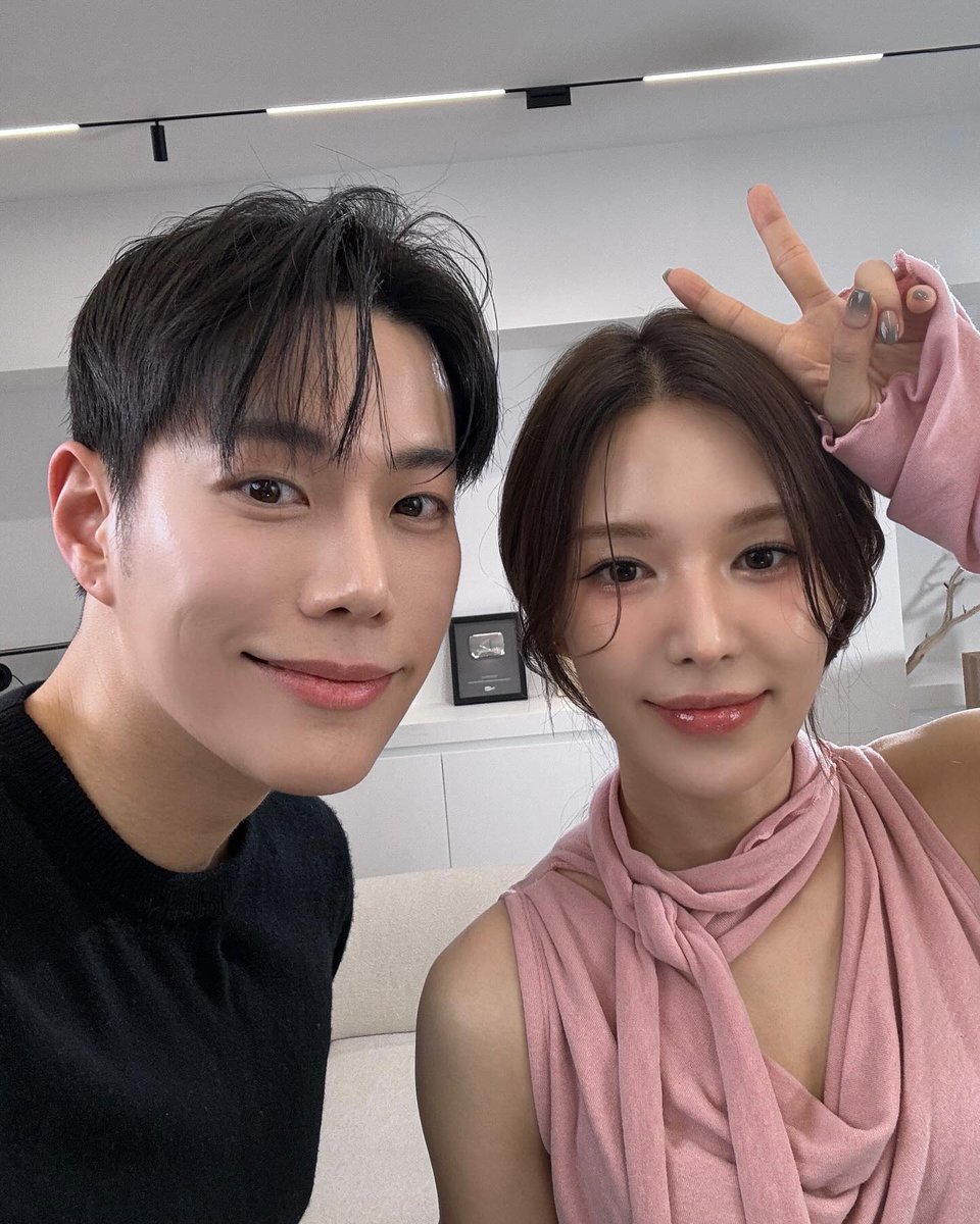 wendydaily221's tweet photo. Wendy will appear on LeoJ Makeup Youtube channel tomorrow!

#TODAYIS_WENDYCOMEBACK
WISH YOU HELL OUT NOW 
#WENDY #웬디 https://t.co/s1GMbkjSOt