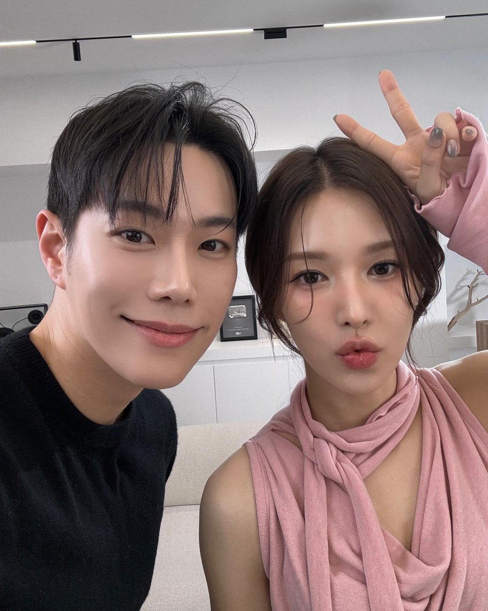 wendydaily221's tweet photo. Wendy will appear on LeoJ Makeup Youtube channel tomorrow!

#TODAYIS_WENDYCOMEBACK
WISH YOU HELL OUT NOW 
#WENDY #웬디 https://t.co/s1GMbkjSOt