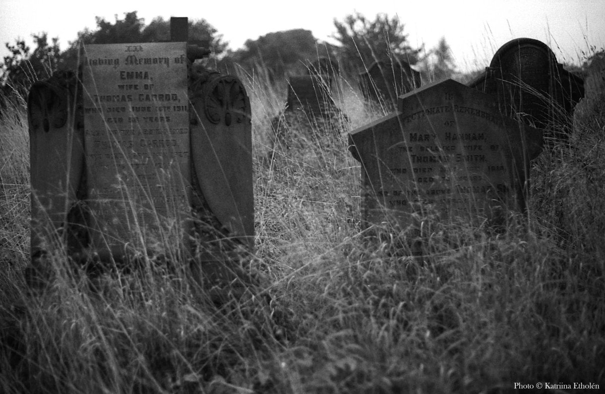 Some photos (Sep 2001) from my Undercliffe Cemetery blog post that I posted on Sunday. You can see all the photos and read my story here: …esfromthebraziersgrotto.wordpress.com/2024/03/10/und…. #undercliffecemetery, #blackandwhitephotography, #cemetery, #cemeteryphotography, @undercliffecem, @LensEyesRise