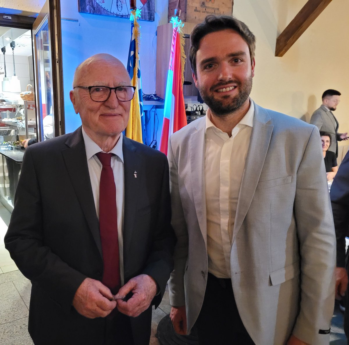 VdkMaxim's tweet image. Dear Joe! After all these years of having you as a dedicated mentor to me and many other young progressive people in Europe, it was a pleasure to join you at your inauguration, seeing you become the Honorary Consul of Bosnia and Herzegovina in Oberösterreich 🇦🇹🇧🇦 @Weidenholzer