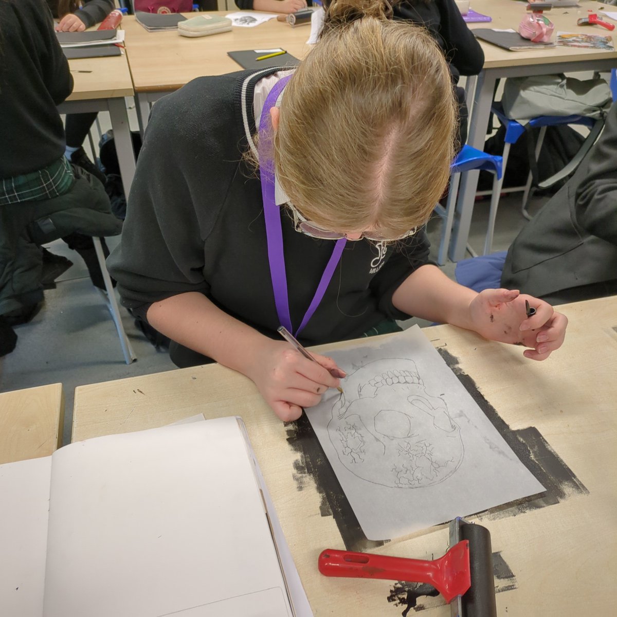 Millais_Art's tweet photo. #MillaidCreativity #MillaosYear10 experimenting with #monoprint #naturalforms #MillaisArt https://t.co/QaLhf7yXbt