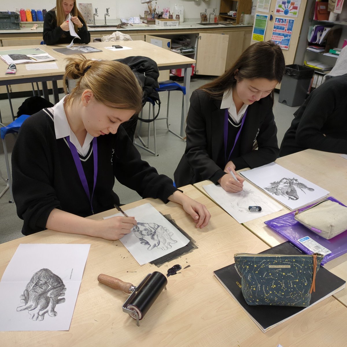 Millais_Art's tweet photo. #MillaidCreativity #MillaosYear10 experimenting with #monoprint #naturalforms #MillaisArt https://t.co/QaLhf7yXbt