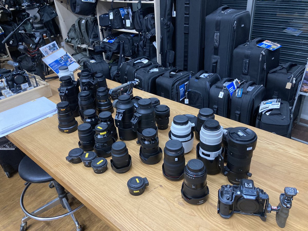 ginichi's tweet photo. 【イベント情報】
明日からスタジオショップ店頭にて大三元バトルロイヤルを開催することを宣言いたします!パナさんは明日11:00ごろからの参戦、タムロンさんは調整中です。
キヤノンさん、ソニーさん、ニコンさん、シグマさんは準備万端!Falcamのリグと共にお楽しみください!
#studioshop #大三元 https://t.co/Gjd6mPYxXo