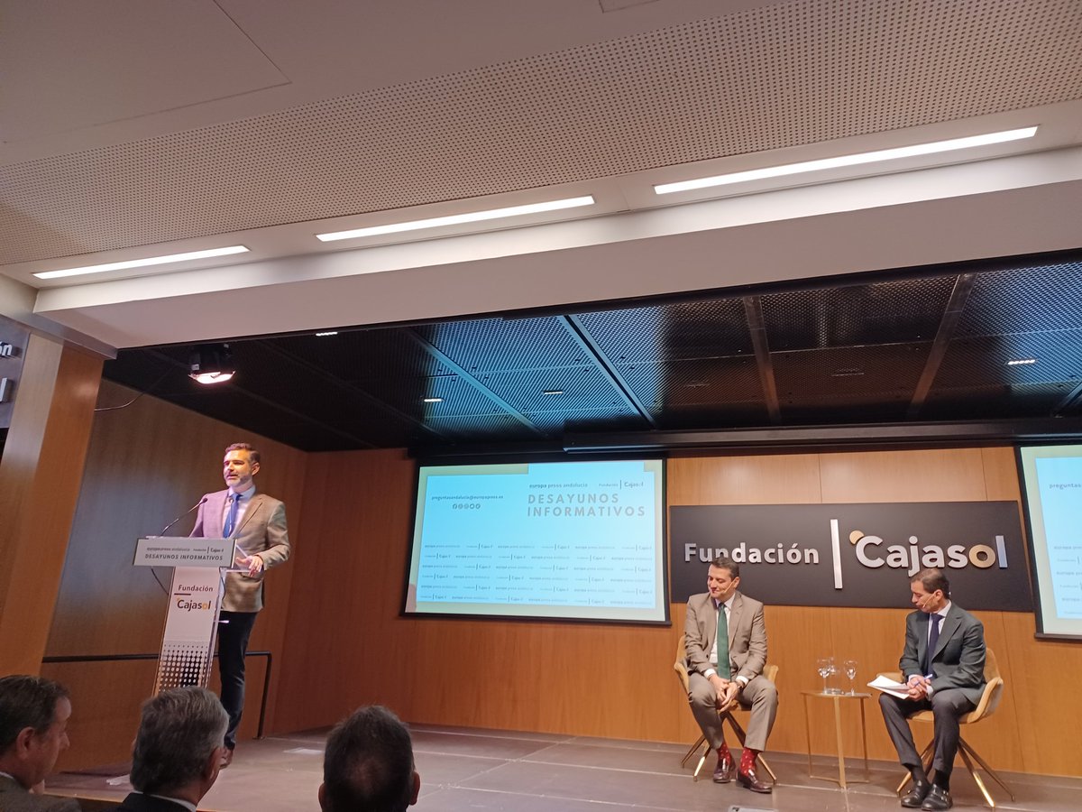 ForoRRII_FARI's tweet photo. Acompañando a @europapress en su Desayuno con @jmbellidoroche, alcalde de @AytoCordoba y Presidente de la @FAMPcomunica.
Presentado por @RamonFPM, Consejero @MedioAmbAND de la @AndaluciaJunta. https://t.co/dxNJOQCzEV