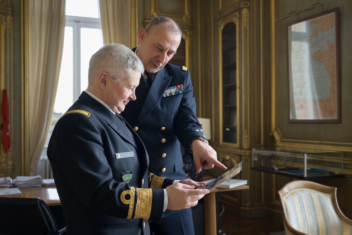 Hier, le vice-amiral d'escadre Jean-François Quérat recevait l’amiral Tanguy Botman - @COM_BelgianNavy à Brest. ➡️ Des échanges riches qui renforcent les liens entre la @MarineNationale 🇫🇷 et @TheBelgianNavy 🇧🇪