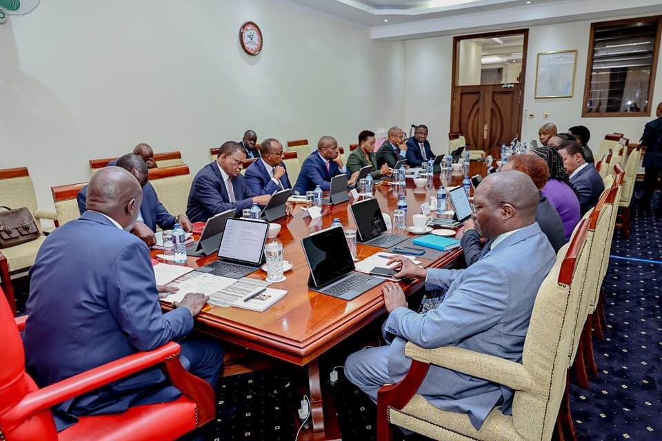 AbabuNamwamba's tweet image. Joint Cabinet Committee meeting chaired by H.E. @rigathi at the Deputy President’s Official Residence in Karen, Nairobi to assess execution of government agenda, in preparation for Cabinet.
