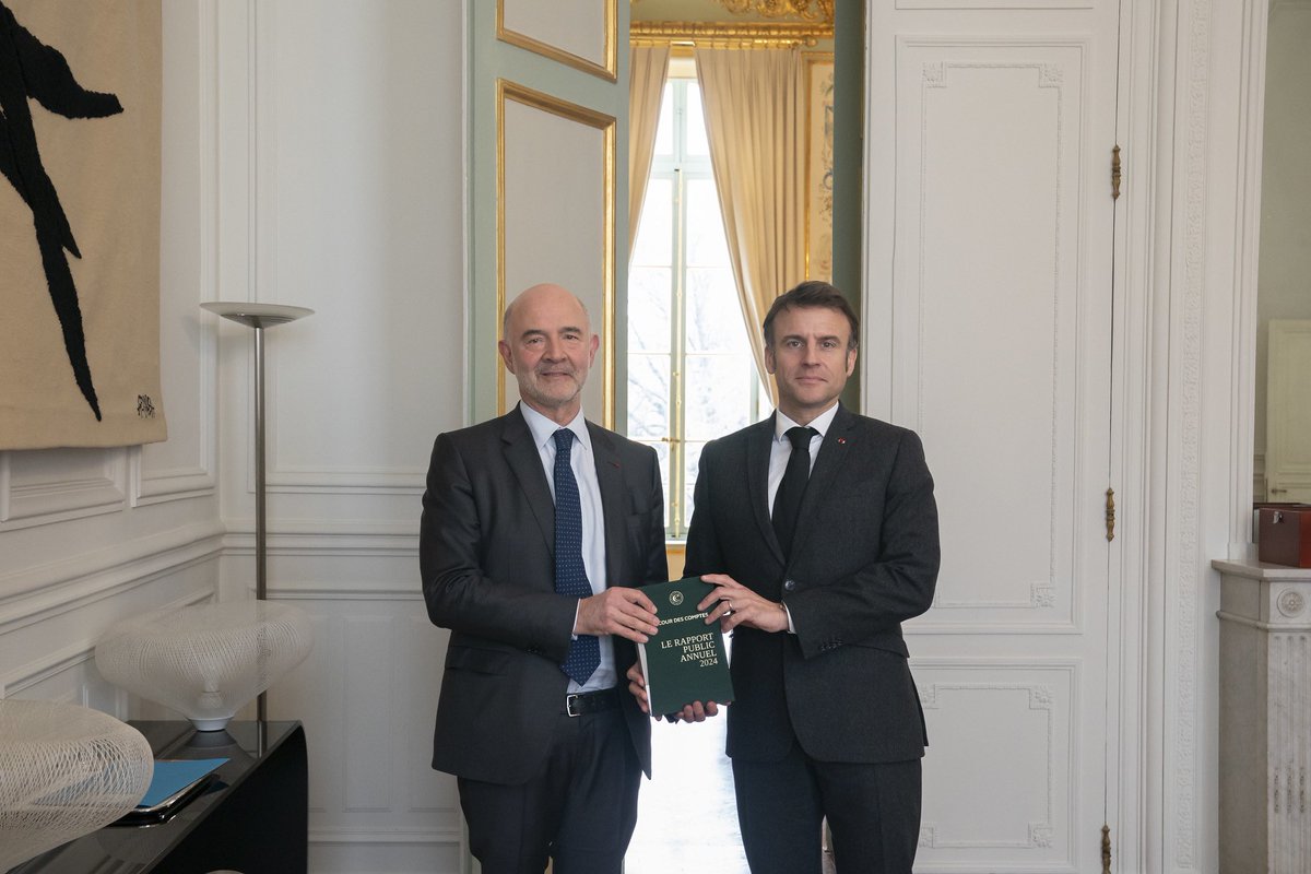 Courdescomptes's tweet photo. Après avoir été officiellement remis hier au Président de la République, le rapport public annuel 2024 de la Cour des comptes vient de paraitre. Il est consacré cette année à l’adaptation au changement #climatique.

ℹ️ Consultez le #RPA sur notre site 👉 https://t.co/5QRFBVL7iO https://t.co/CayyUZyiyi