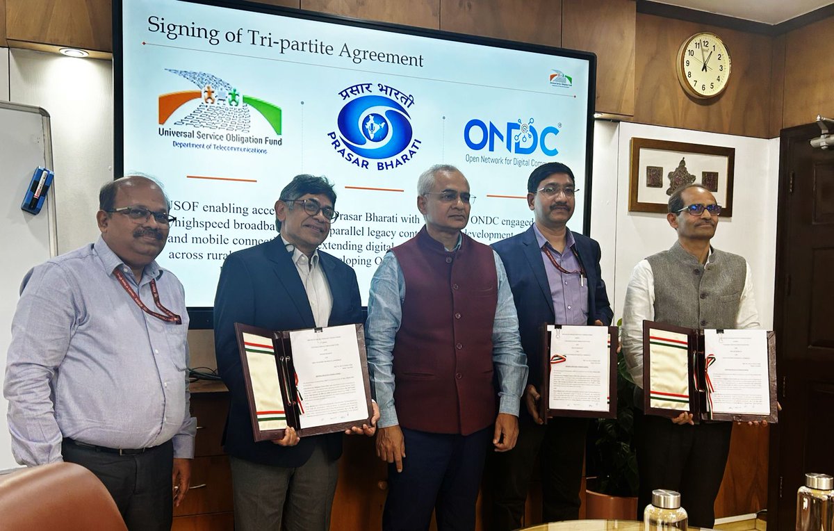 Digital Bharat Nidhi (@usof_india) on Twitter photo Great news for India! 🇮🇳
USOF, <a href="/prasarbharati/">Prasar Bharati प्रसार भारती</a> & <a href="/ONDC_Official/">ONDC India</a> join forces to provide affordable broadband bundled with OTT & e-commerce platforms! This will empower rural areas through digital connectivity, content & commerce. Great news for India! 🇮🇳
USOF, <a href="/prasarbharati/">Prasar Bharati प्रसार भारती</a> & <a href="/ONDC_Official/">ONDC India</a> join forces to provide affordable broadband bundled with OTT & e-commerce platforms! This will empower rural areas through digital connectivity, content & commerce.
