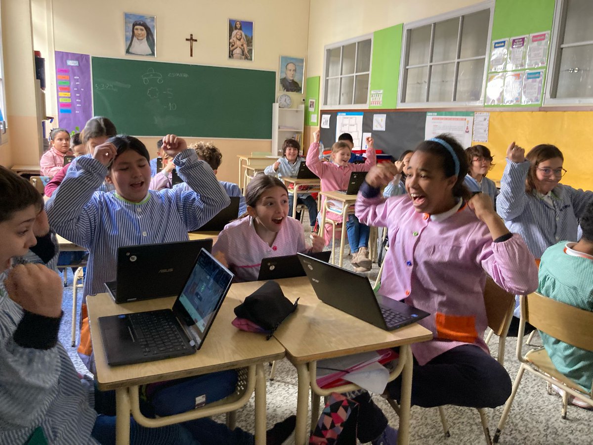 MDPBailen's tweet photo. A cicle superior repassen per les proves amb un Kahoot. Estudiar així és divertidíssim! 

#mdpbailen 
#educacióprimària 
#kahoot https://t.co/5Vz6t2ZyLA