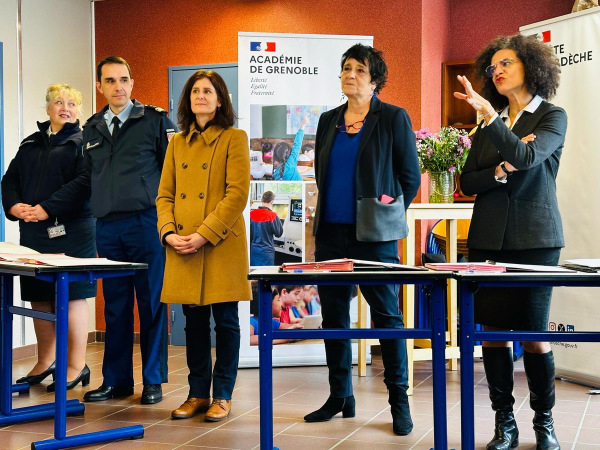 acgrenoble's tweet photo. La rectrice @HeleneInsel accompagnée de la @Prefet07 pour signer la #convention de lutte contre les #violences en milieu scolaire.
Une coopération renforcée entre les services de l’État et les collectivités pour améliorer la sécurité, l'accompagnement et la prévention de #tous. https://t.co/0mph0iQyWS