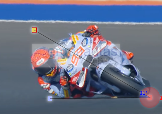 Daaantteee's tweet photo. Marc in the #QatarGP drags the footrest/rear brake lever/fairing while leaning around 59 degrees as maximum, do new #MotoGP s lean less than the old ones (62-64)? thanks to @Motogp for the video and the show https://t.co/BjMI7G6JlO 
Marc tocando estribera sin pasar los 59 grados https://t.co/Tl3mIoOdyq