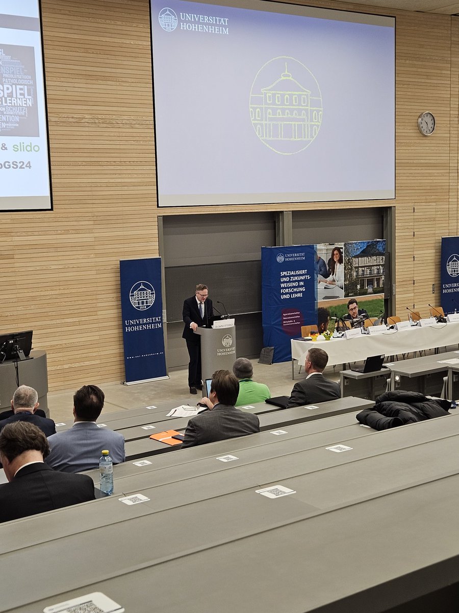 herraxelweber's tweet photo. #SympGS24 Eröffnung des Glücksspielsymposiums in Hohenheim durch Dr. Steffen Otterbach. @westlotto unterstützt auch hier - genau wie beim @institutglueg  in Bochum - die unabhängige Forschung rund um #Glücksspiel. Dies ist unser Verständnis von Seriosität. Machen statt meckern! https://t.co/FsMNDtgmLy