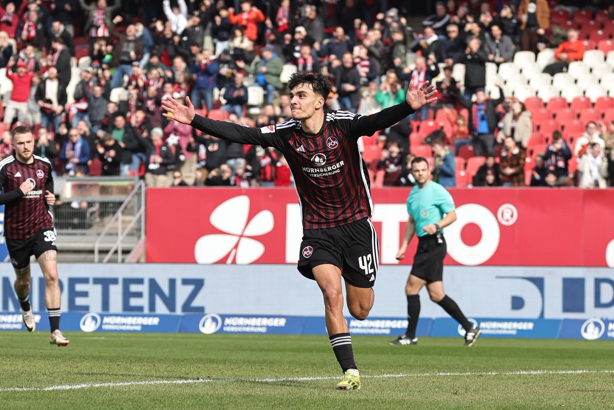 Bundesliga'da Eintracht Frankfurt, Bundesliga 2'de bu sene şovu çalan 2005 doğumlu gurbetçi forvet Can Uzun'u daha Mart ortasında bitiriyormuş, kulübün öyle bir oyuncu tarama organizasyonu var ki biraz kafasını çıkaran her 18-19'luk genç potansiyele hemen çöküyorlar koca kıtada..