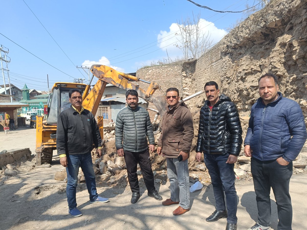 Uzi_khan__'s tweet photo. I m really thankfull to Srinagar muncipal committee to Clear the road of Bachi darwaza mukhdoom sahib Srinagar ward 8
Ward officer Abdul aziz ganai
Mudasir ah supervisor
Shameem sahib Sanitory inspector
#Srinagar #srinagarmuncipalcommittee #ward8 #cleanroad https://t.co/jp6CLE1bt2