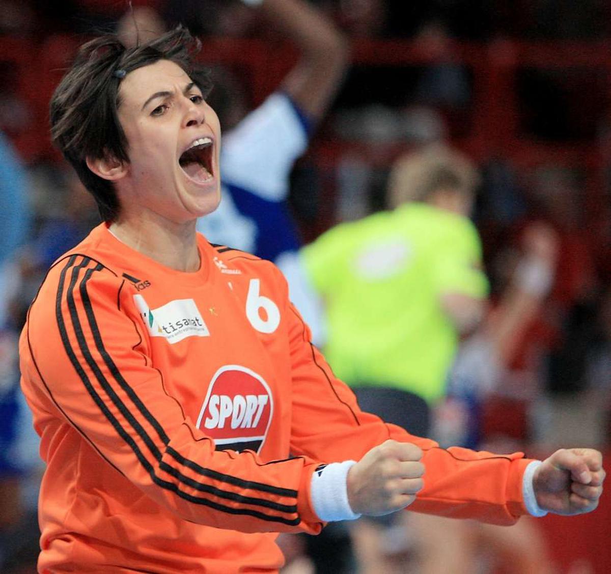 sportricolore's tweet photo. 🇫🇷 12 mars 🎂

Valérie Nicolas : 245 sélections / 🥇 et 🥈 mondiales / 2🥉 européennes / 🏅 Hall of Fame de la Fédération européenne de handball https://t.co/Rlm4JEtLjl
