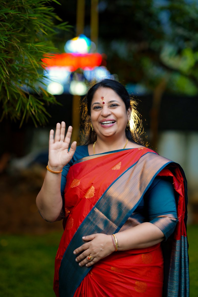 Karnnan2255's tweet photo. #Nivedida4Ponnani
#NariShaktiWithModi
#ModiyudeGuarantee
#NaMoAgain2024
മണ്ഡലം : പൊന്നാനി
പേര് : Adv.നിവേദിത സുബ്രമണ്യൻ
(അഭിഭാഷക , സ്റ്റേറ്റ് പ്രസിഡന്റ് മഹിളാ മോർച്ച )
പൊന്നാനിയിലെ പ്രിയപ്പെട്ട സമ്മതിദായകരെ, കേരള സംസ്ഥാനം രൂപീകൃതമായതുമുതൽ ഒന്നോ രണ്ടോ പ്രാവശ്യം ഒഴിച്ച് നാളിതുവരെ ഒരേ ഒരു പാർട്ടി യിലെ MP മാരെ മാത്രം ജയിപ്പിച്ചു വിട്ടിരുന്ന നിങ്ങളോട് ഒരു ചോദ്യം, 1967 മുതൽ ലീഗിനെ പ്രതിനിധാനം ചെയ്യുന്ന MP മാർ മാത്രമേ ഉണ്ടായിട്ടുള്ളൂ. അതിൽ തന്നെ കൂടുതൽ സമയവും കേന്ദ്രത്തിൽ അധികാരം കോൺഗ്രസ് പാർട്ടിക്ക് ആയിരുന്നു എന്ന് മാത്രം അല്ല, അതിൽ മന്തിസഭയിലും അംഗമായിരുന്നു.
എന്നിട്ട് എന്ത് വികസനം ആണ് അവർ ഈ മണ്ഡലത്തിൽ കൊണ്ടുവന്നിട്ടുള്ളത്?എടുത്തുപറയാൻ ഒന്നും ഇല്ല.
ടൂറിസത്തിന് അനന്ത സാദ്ധ്യതകൾ ഉള്ള പടിഞ്ഞാറേക്കര ബീച്ച്/പൊന്നാനി ബീച്ച് , കാടാമ്പുഴ/തൃക്കാവ് തുടങ്ങി അതിപുരാതനമായ ക്ഷേത്രങ്ങളും, വലിയ ജുമാ മസ്ജിദ് പോലുള്ള തീർത്ഥാടന കേന്ദ്രങ്ങളും , കടലുണ്ടി Bird Sanctuary, എല്ലാത്തിനും ഉപരി പൊന്നാനി യുടെ മുഖച്ഛായ തന്നെ മാറ്റേണ്ടിയിരുന്ന സ്വപ്ന പദ്ധതി ആയിരുന്ന Ponnani Cargo Port Project എങ്ങുമെത്താതെ ഓർമയിൽ ആയി.
ഇതിനൊക്കെ ഒരു മാറ്റം അനിവാര്യം ആണ്. നമ്മുടെ രാജ്യം ഇന്ന് അതിവേഗം മുന്നോട്ടു കുതിക്കുകയാണ്. സ്ത്രീശാക്തീകരണം വാക്കിലൂടെ അല്ല പ്രവർത്തിയിലൂടെ എന്ന് നരേന്ദ്രമോദി കാണിച്ചുതരുകയാണ്.
കേരളത്തിൽ ആറു ലക്ഷത്തിൽപരം സ്ത്രീ വോട്ടുകൾ ഉള്ള ഈ മണ്ഡലത്തിൽ സ്ത്രീകളുടെ ഉന്നമനത്തിനായി, രാജ്യ പുരോഗതിക്കായി, പൊന്നാനിയുടെ സമഗ്ര വികസനത്തിനായി നിങ്ങളിലെ ഒരാൾ ആയ നാരീശക്തിയുടെ പ്രതീകമായി NDA സ്ഥാനാർഥി ശ്രീമതി അഡ്വ: നിവേദിത സുബ്രമണ്യനെ വിജയിപ്പിക്കണം എന്ന് അഭ്യർത്ഥിക്കുന്നു.🙏
@BJMM4Kerala @AdvNivedida