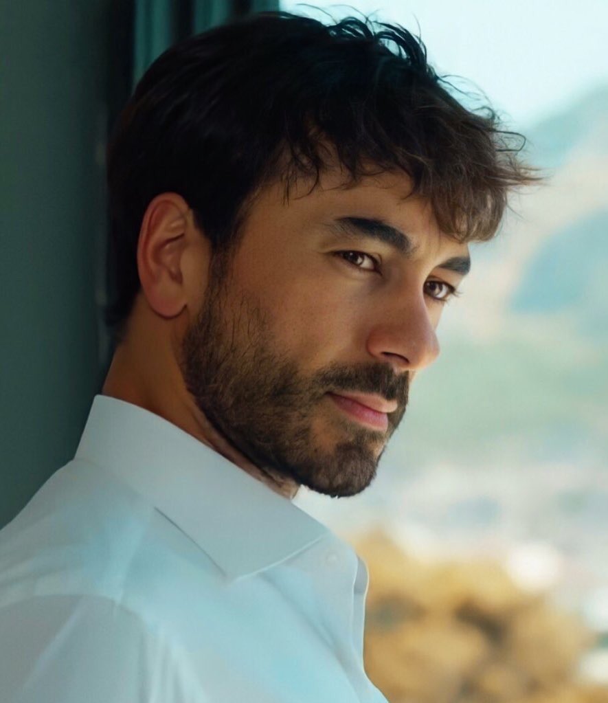 En esta foto está muy muy atractivo 🔥🔥🔥🔥