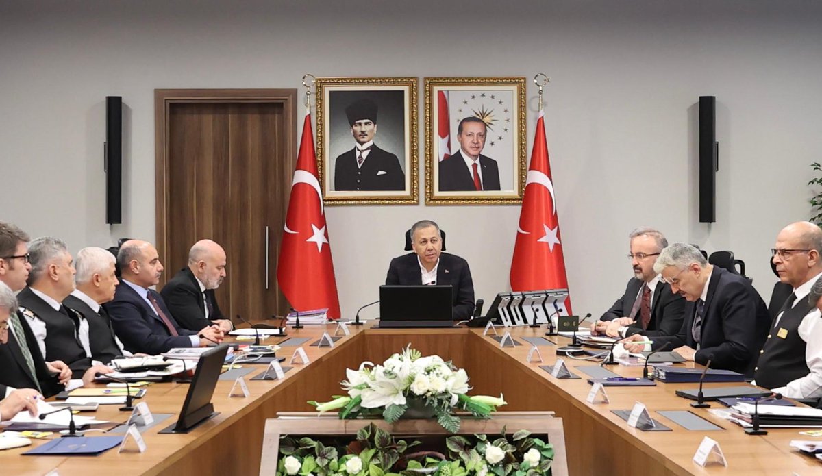 AliYerlikaya's tweet photo. ❌Terör
❌Asayiş
❌Uyuşturucu
❌Yakalamalar
❌Kaçak sigara, makaron
❌Organize Suç Örgütleri ve
❌Düzensiz Göç konularını içeren haftalık güvenlik toplantımızı; Bakan Yardımcılarımız, Jandarma Genel Komutanımız, Emniyet Genel Müdürümüz, Sahil Güvenlik Komutanımız, İlgili Birim Yöneticilerimizle birlikte gerçekleştiriyoruz.

#TürkiyeninHuzuru🇹🇷