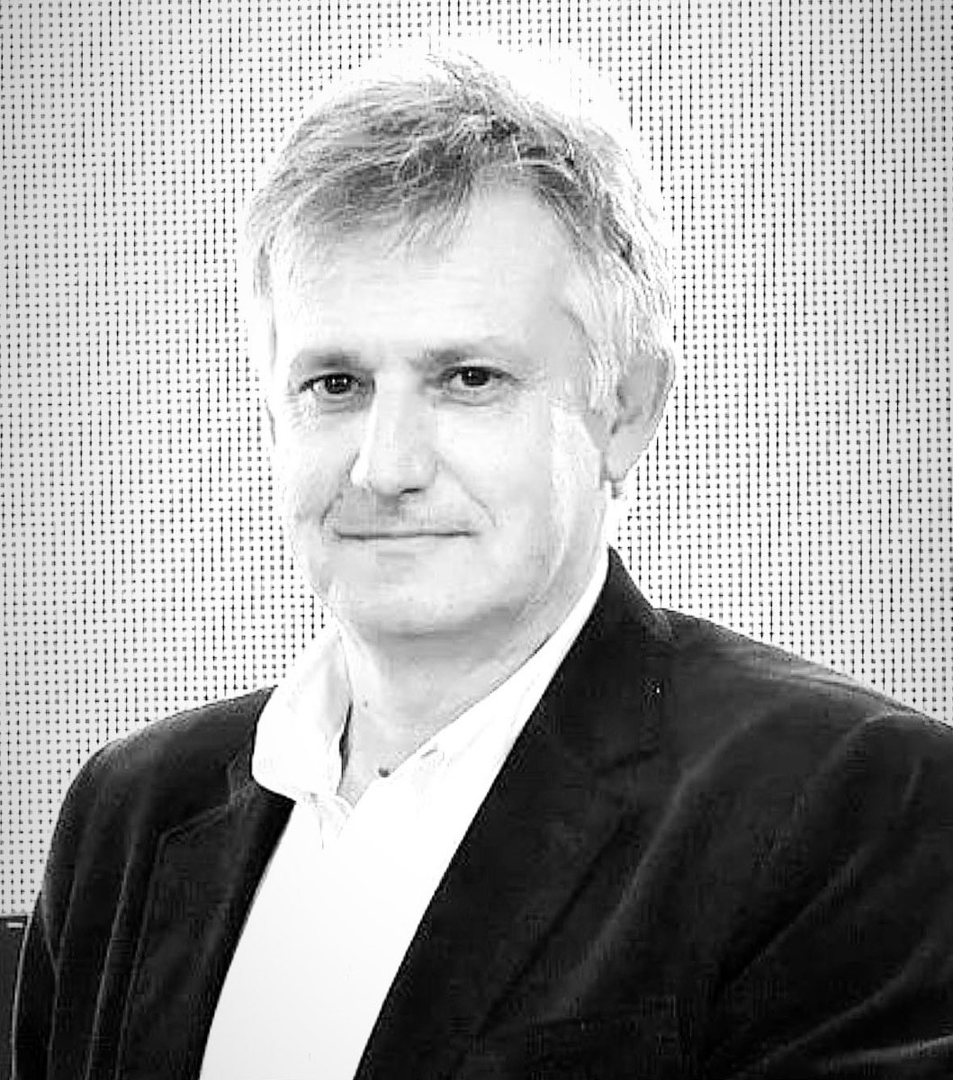 Upravo je naš odbornički klub podnio inicijativu da se Gradski bazen SC "Morača" nazove po nedavno preminulom Petru Porobiću. 

Sjajni vaterpolo stručnjak je svojim predanim radom i velikim umijećem zaslužan za najveće uspjehe crnogorskog vaterpola na evropskom i svjetskom nivou!