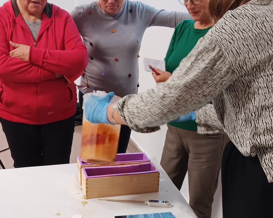 FontdEnCarros's tweet photo. 🟣 Setmana en Femení 2024 | Taller de Sabó Artesanal 🟣

📣 El divendres 8 de març, de vesprada, vàrem tindre un taller de "Sabó Artesanal" de la mà d'Iris Català on vàrem aprendre molt sobre el procés i l'elaboració d'aquests sabons. https://t.co/26b9LH4SAO