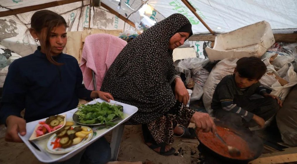 “We don’t feel the joy of Ramadan … Look at the people staying in tents in the cold.” Palestinians in Gaza mark a joyless iftar on the first day of Ramadan as Israel attacks grind on — in pictures aje.io/xkfygt