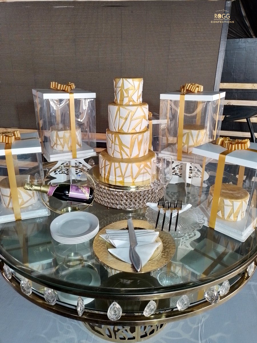 Sweet Art.

#CakeArt #GoldandWhite #cakes #art #foodies #foodie #Foodart #Pastry