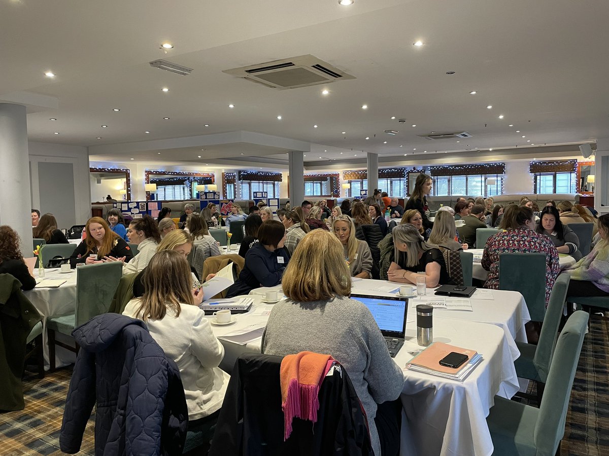 childcomwales's tweet image. Ystafell lawn  // Full room #YFforddGywir #TheRightWay 

Gwers hanes am hawliau plant gynta’ gan @rocdaboss76 // First up, a history lesson about children’s rights with the Commissioner