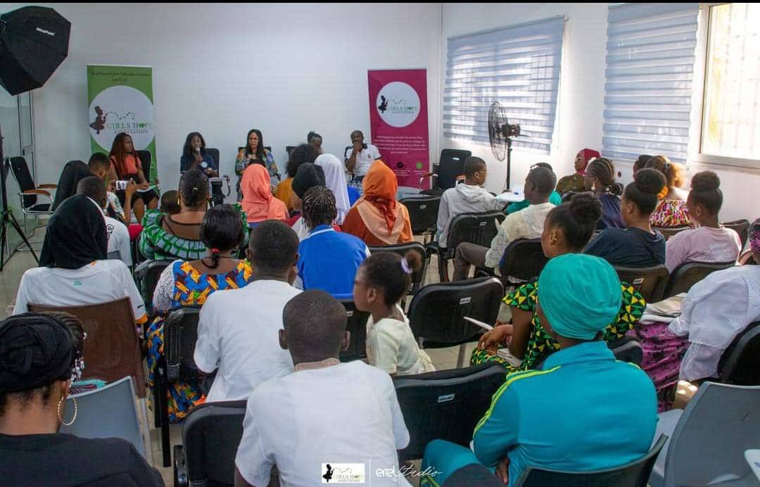CommunauteJECI's tweet photo. Noura Fatim a récemment représenté la CJECI lors d'une conférence avec l' Unesco Abidjan, organisée par l'ONG  GIRLS HOPE
Le thème abordé était ""𝐒𝐞𝐧𝐬𝐢𝐛𝐢𝐥𝐢𝐬𝐚𝐭𝐢𝐨𝐧 𝐚𝐮𝐱 𝐫𝐢𝐬𝐪𝐮𝐞𝐬 𝐚𝐮𝐱𝐪𝐮𝐞𝐥𝐬 𝐬𝐨𝐧𝐭 𝐞𝐱𝐩𝐨𝐬𝐞́𝐞𝐬 𝐥𝐞𝐬 𝐣𝐞𝐮𝐧𝐞𝐬 𝐟𝐢𝐥𝐥𝐞𝐬"". https://t.co/TxmtZbKWIv