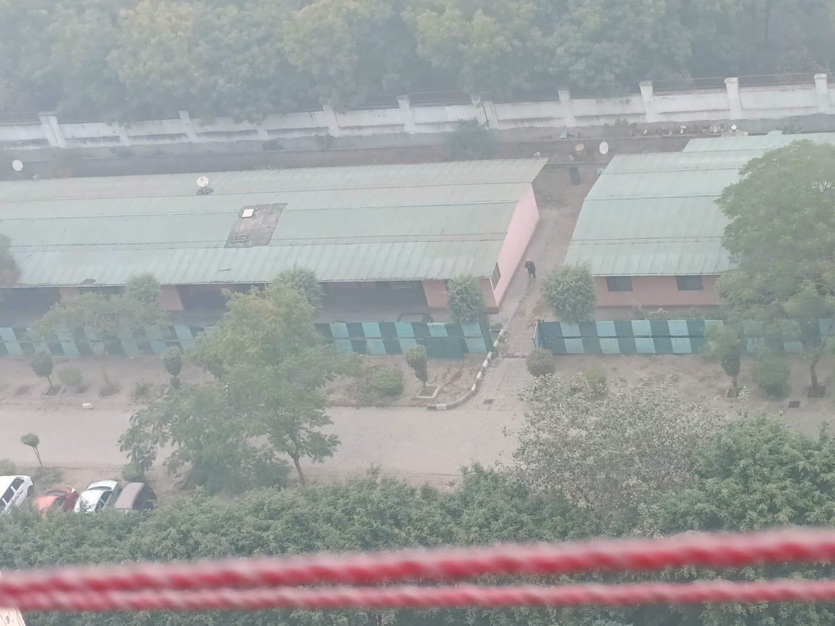 SinghYogesh_bjp's tweet photo. @CeoNoida @noida_authority
नॉएडा और यमुना अथॉरिटी द्वारा बिल्डर Jaypee को जेपी अमन सोसाइटी में ग्रीन एरिया में अतिक्रमण तुरन्त प्रभाव से हटाने जिसमें ऑफिस तथा कैंटीन निर्मित है जिसको हटा कर ग्रीन एरिया को विकसित करके सूचित करने का आदेश दीया था आज 3 महीने बाद भी कोई कार्यवाही नहीं https://t.co/vMLIyQudcp