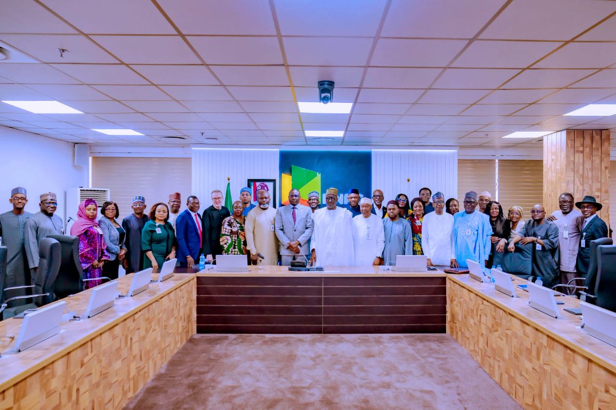danyusufa01's tweet photo. @nnpclimited head @MKKyari and @officialEFCC convened, issues of crude oil theft and it's impact on Nigerian economic security were discussed. Mr Kyari ask for EFCC collaboration in combating corruption and ensuring #Transprency #Accountbility. #EnergyForToday #EnergyForTomorrow https://t.co/BF8S5NK9mR