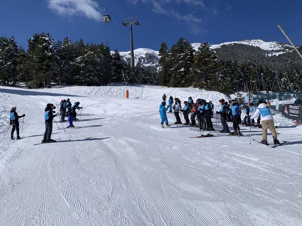Us deixem aquí algunes fotos de la primera jornada d'esquí dels nostres alumnes de 3r d'ESO.