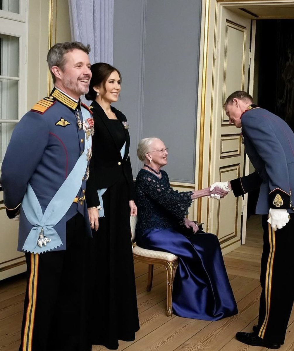 The King and Queen of Denmark, accompanied by Queen Margrethe, have hosted the annual Army Badge of Honor dinner for the Armed Forces, Navy and Air Forces at Frederik VIII’s Palace, their residence at Amalienborg. 🇩🇰

📸 Keld Navntoft, Kongehuset ©