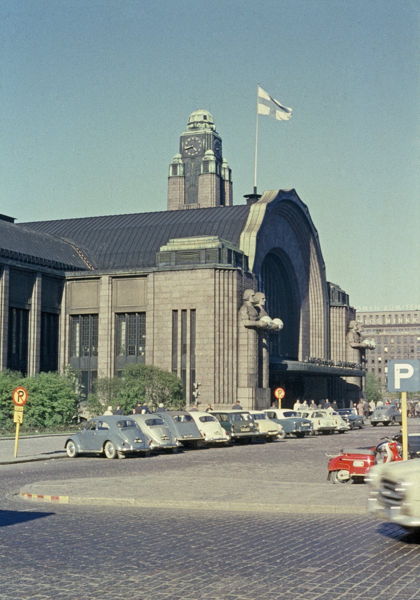 [#jeudiphoto📸] La gare centrale d'Helsinki, ouverte sous sa forme rénovée en 1919, est un monument d'Art Nouveau en granite, reconnaissable de par sa tour de l'horloge et ses quatre statues massives portant chacune un globe terrestre à l'entrée principale 🇫🇮