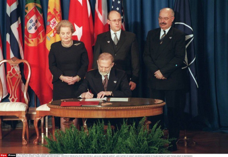 On the 12th of March 1999, in the city of Independence, Missouri, Minister of Foreign Affairs of the Republic of Poland, Bronisław Geremek, handed over to US Secretary of State Madeleine Albright the instrument of accession of Poland 🇵🇱 to the North Atlantic Treaty. 1/4