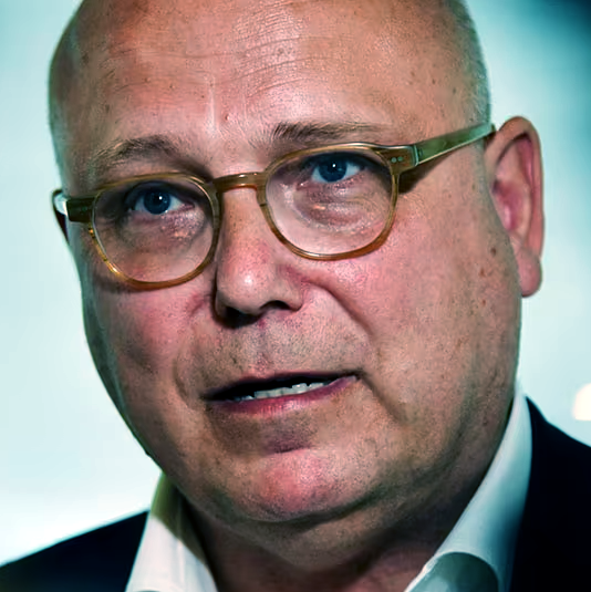 eli_nafe's tweet photo. Magnus Ranstorp har dragit tillbaka sin tweet som spridde felaktigheter om dödstalen i Gaza, ett drag som försökte förminska det faktiska lidandet och indirekt rättfärdiga dödandet av oskyldiga. Låt oss vara otvetydiga: Att förvränga sanningen för att dölja den brutala verkligheten är fullständigt oacceptabelt. I ljuset av detta måste vi också stärka vårt engagemang för att bekämpa islamofobin och rasismen som sprider sig i vårt samhälle. Vår strävan är att ena människor, att bygga broar istället för att skapa en klyfta mellan 'vi' och 'dem'. Vi har ett kollektivt ansvar att stå upp mot alla former av diskriminering och arbeta aktivt för en mer inkluderande värld.