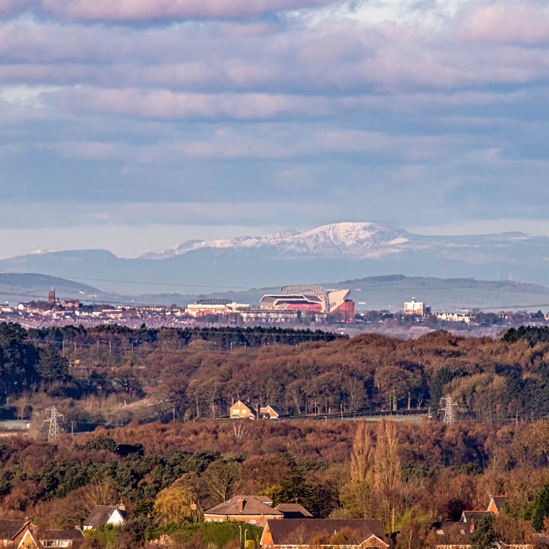 An incredible photo of Anfield with the Welsh 🏴󠁧󠁢󠁷󠁬󠁳󠁿 mountains behind in the distance. (📸@stevesamosa)