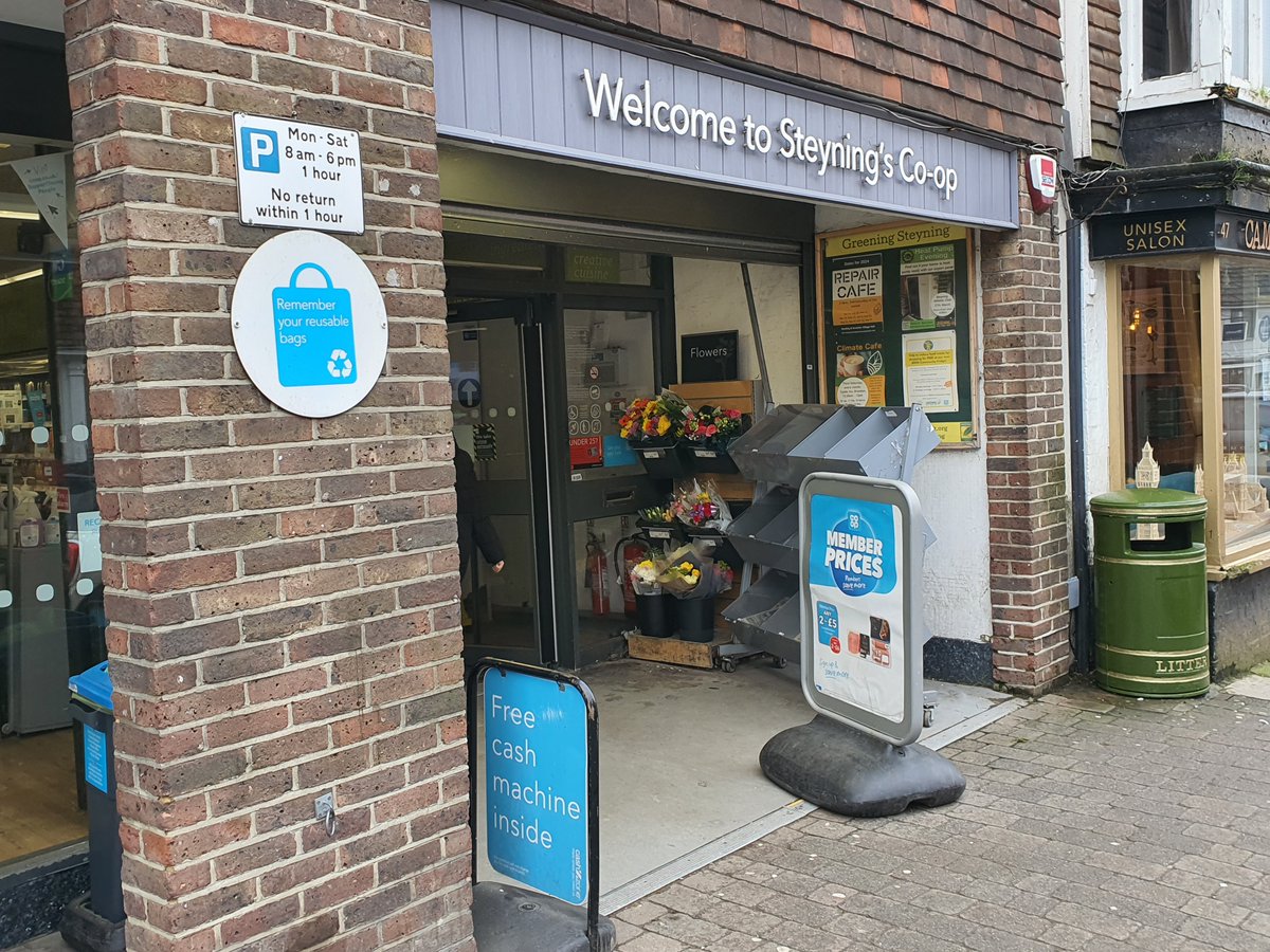 Your local PCSO conducted a joint patrol with Neighbourhood Wardens yesterday in the High Street, Steyning, which included visiting the local CO-OP to discuss any concerns they had. #Steyningwardens #13375