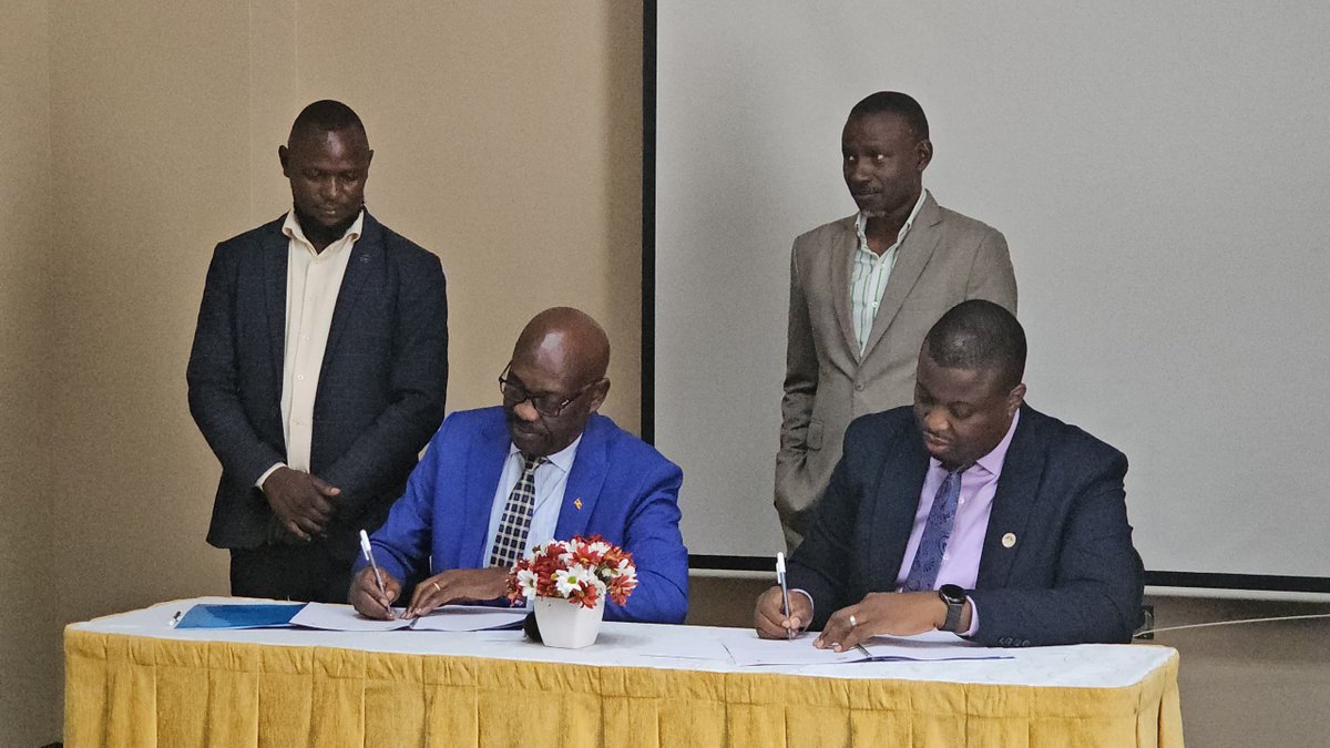 Minerals sub-sector update----Thread; This morning Uganda Chamber of Mines and Petroleum signed a memorandum of understanding with the Uganda Association of Artisanal and Small-scale Miners Uganda at the Sheraton Hotel @humfas @DaphineSiima