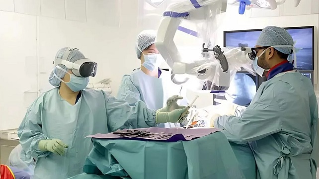 London's Cromwell Hospital switched from Microsoft's HoloLens 2 to Apple Vision Pro in a Recent Surgery and Hailed it as being 'Revolutionary' tinyurl.com/2wmmnmw9