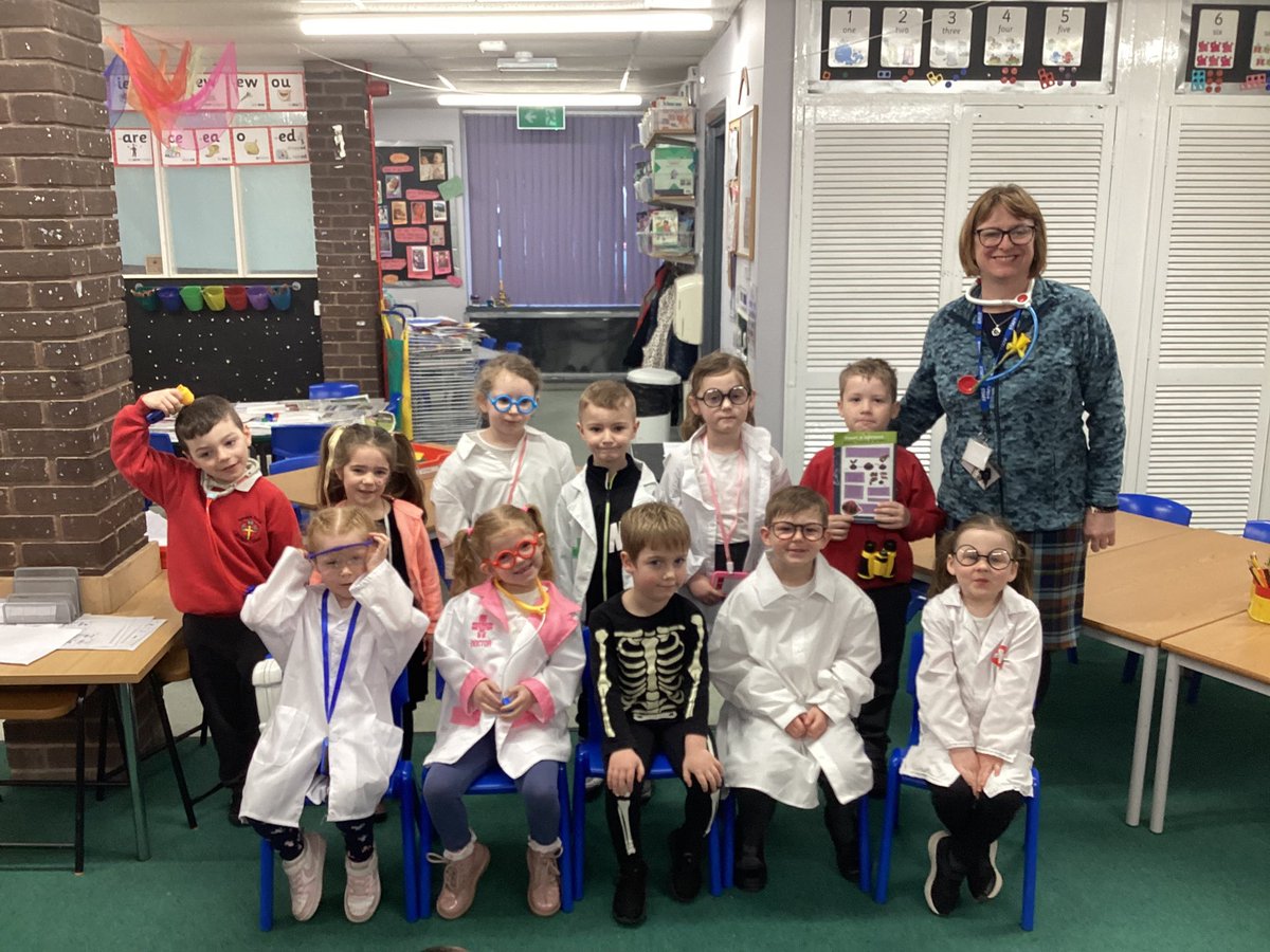 HorwichParishCE's tweet image. Reception are getting ready for World Science Day 🔬🧬🥼👩‍🔬🧑‍🔬🧪#HPYR #WorldScienceDay